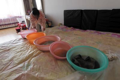 嘉善楼上漏水，住户失联，小区没物管，业主维权难！律师来支招……